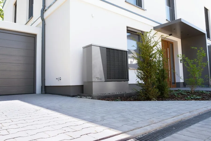 Maison moderne équipée d'une pompe à chaleur